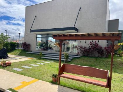 Casa nova, 2/4, de esquina com terreno excedente.
