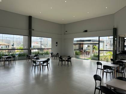 Casa nova, 2/4, de esquina com terreno excedente.
