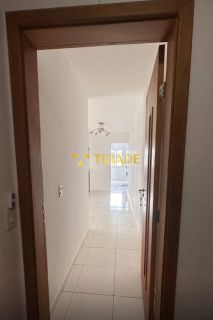 Alugo apartamento semi mobiliado 2/4 sendo uma suíte na avenida Artêmia Pires Sim