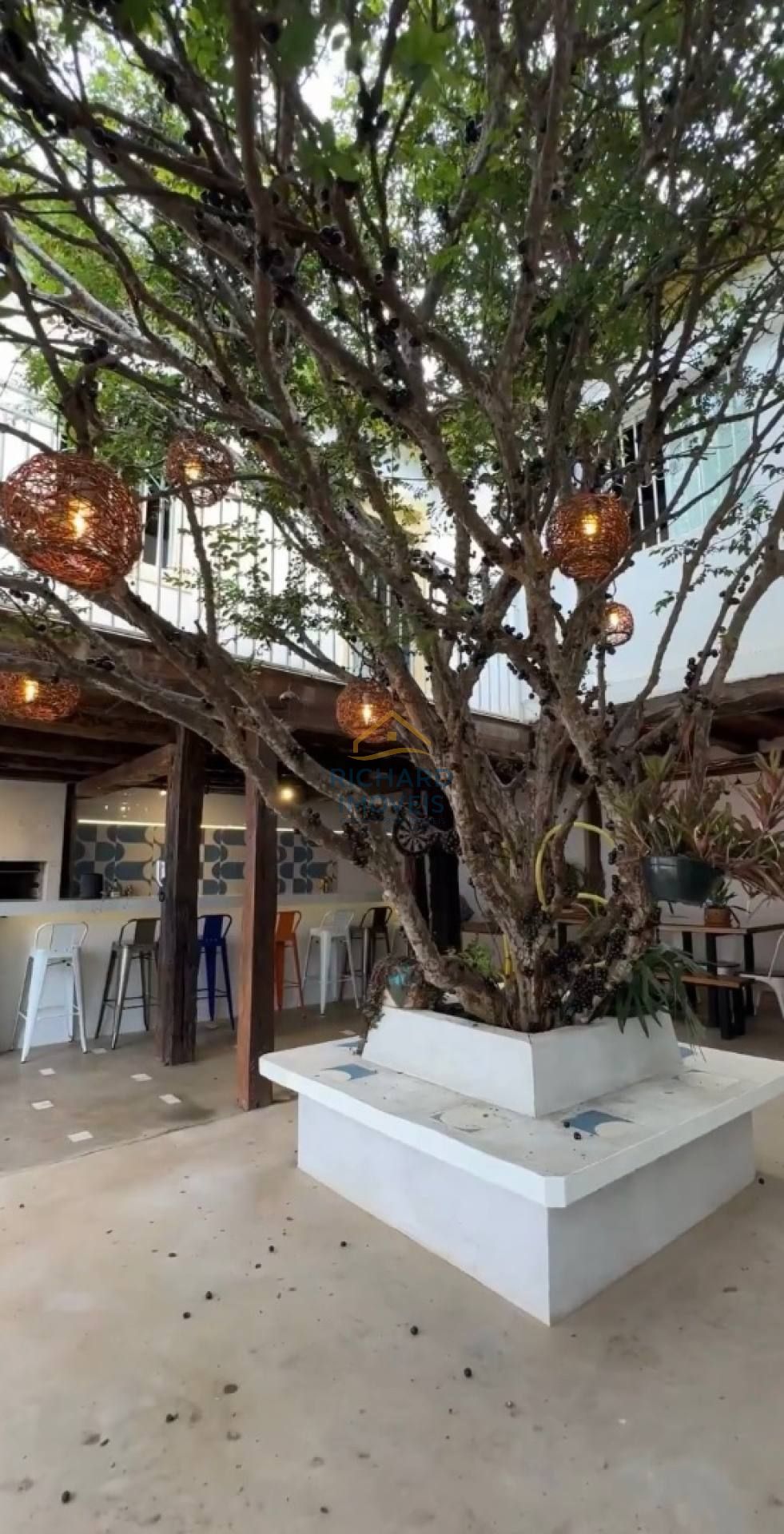 Casa Para Vender com 6 quartos 3 suítes no bairro Centro em Paracatu