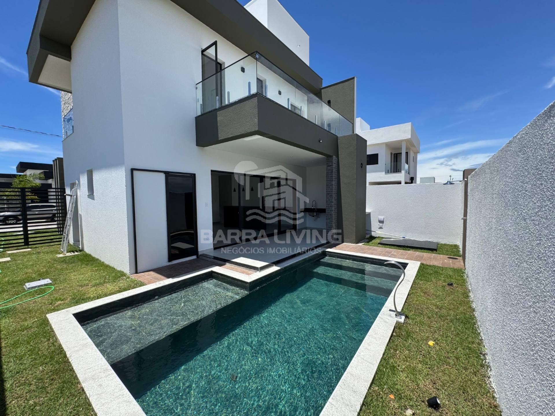 Casa com 3 Quartos e Piscina no Condomínio Villaredo Barra