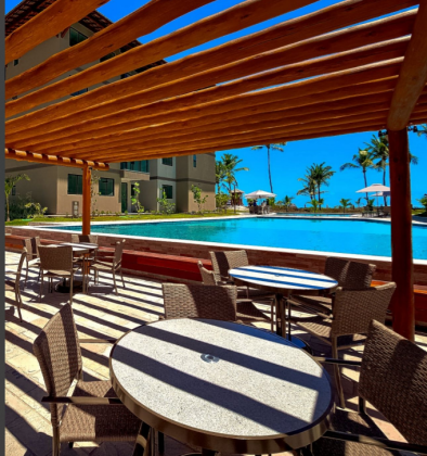 Vendo apartamento PRONTO à beira-mar de Muro Alto, para uso ou rentabilizar, no melhor trecho de praia de toda a região.