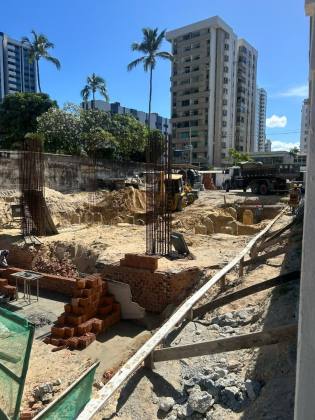 Vendo lindo flat à beira-mar de Candeias, no melhor trecho de mar para banho e com segurança.