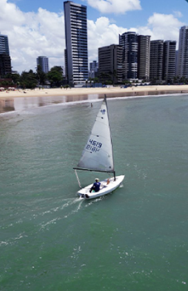 Vendo lindo flat à beira-mar de Candeias, no melhor trecho de mar para banho e com segurança.