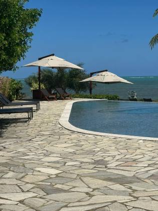 Vendo lindíssima casa em condomínio fechado beira-mar em Milagres.