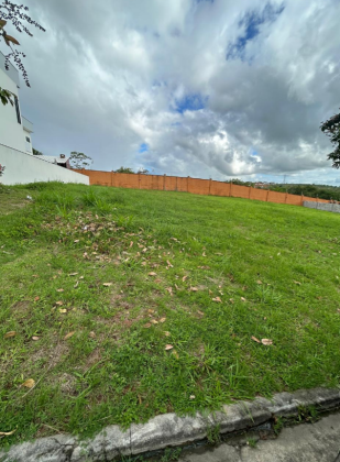 Invista ou construa no Alphaville Pernambuco 1, em um terreno diferenciado e lindo!