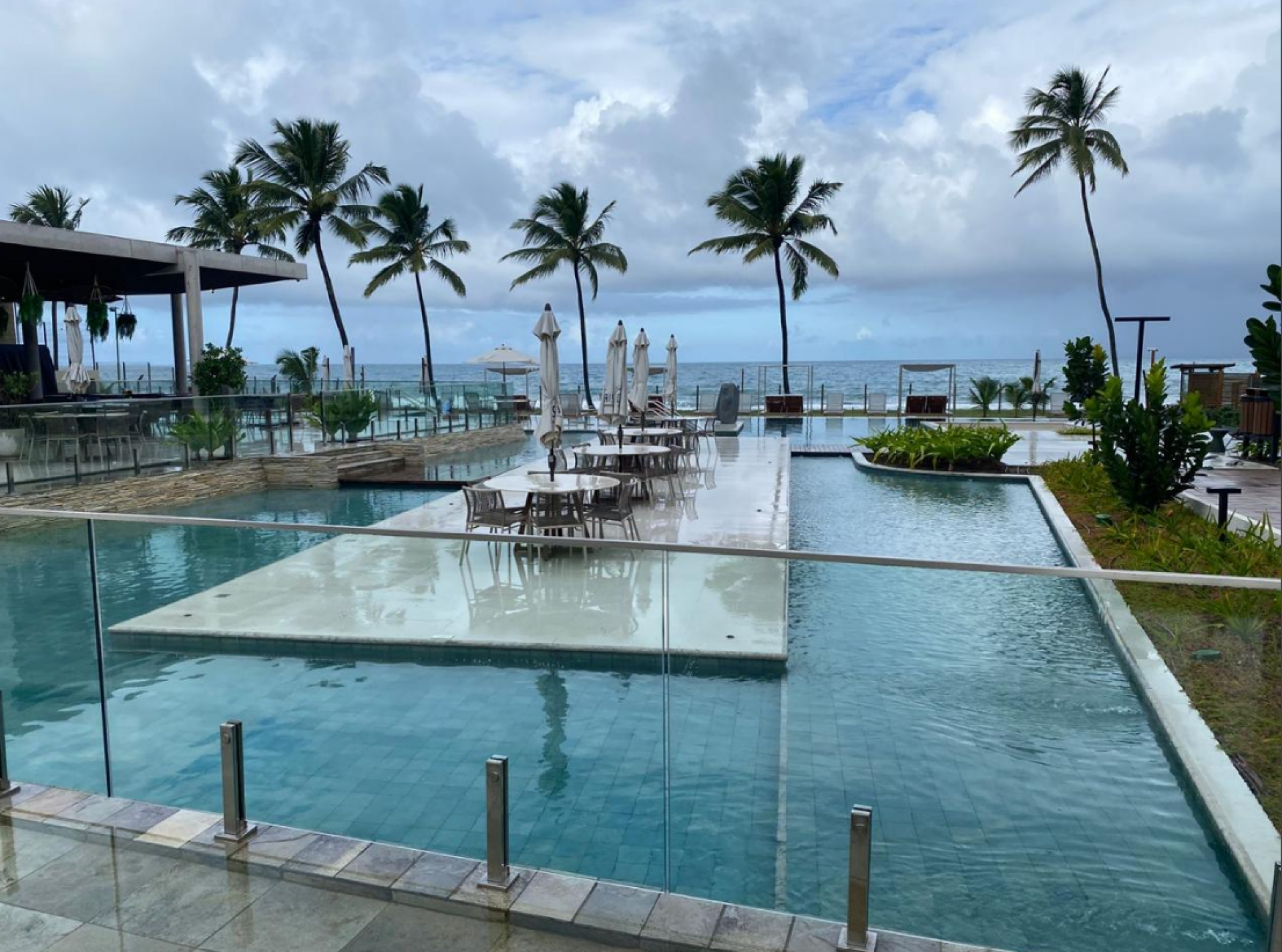 REPASSE de lindo apartamento cobertura pronto,  à beira-mar de Muro Alto, abaixo do preço de tabela