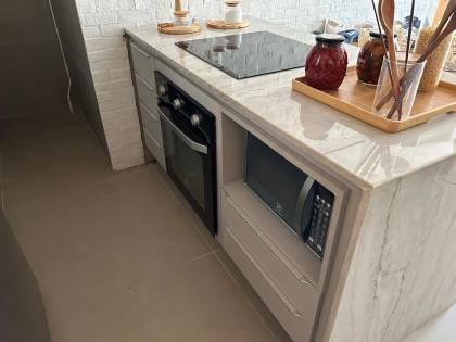 Vendo fantástico apartamento pronto, novo e 100% mobiliado à beira-mar de Muro Alto