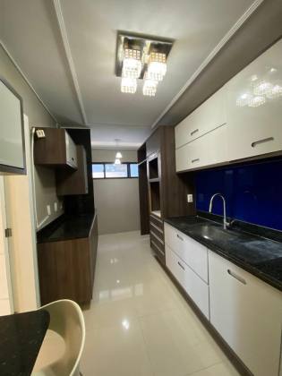 Apartamento Beira-Mar Reformado no Edf. Parc de Loire – 3 Quartos | 92m² | Varanda Integrada | 2 Vagas Cobertas