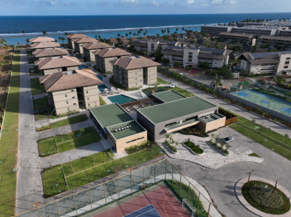 Vendo uma jóia rara à beira-mar de Muro Alto, com alta valorização e rentabilidade de aproximadamente 8mil reais por mês.