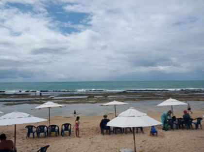 Vendo excelente apartamento studio pronto e mobilidado, a poucos metros da praia, para uso ou investimento, em Resort de Muro Alto beira-mar.