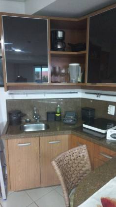 Vendo excelente apartamento studio pronto e mobilidado, a poucos metros da praia, para uso ou investimento, em Resort de Muro Alto beira-mar.