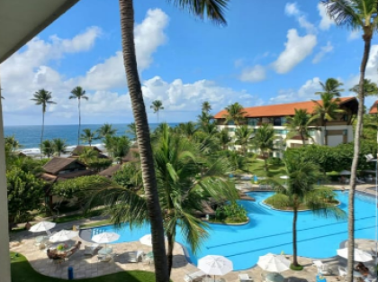 Vendo excelente apartamento studio pronto e mobilidado, a poucos metros da praia, para uso ou investimento, em Resort de Muro Alto beira-mar.