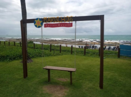 Vendo excelente apartamento studio pronto e mobilidado, a poucos metros da praia, para uso ou investimento, em Resort de Muro Alto beira-mar.