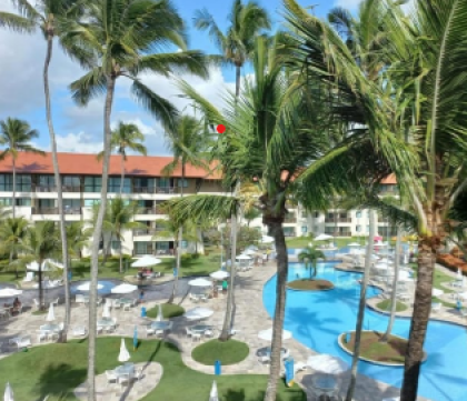 Vendo excelente apartamento studio pronto e mobilidado, a poucos metros da praia, para uso ou investimento, em Resort de Muro Alto beira-mar.