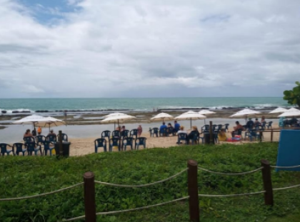 Vendo excelente apartamento studio pronto e mobilidado, a poucos metros da praia, para uso ou investimento, em Resort de Muro Alto beira-mar.