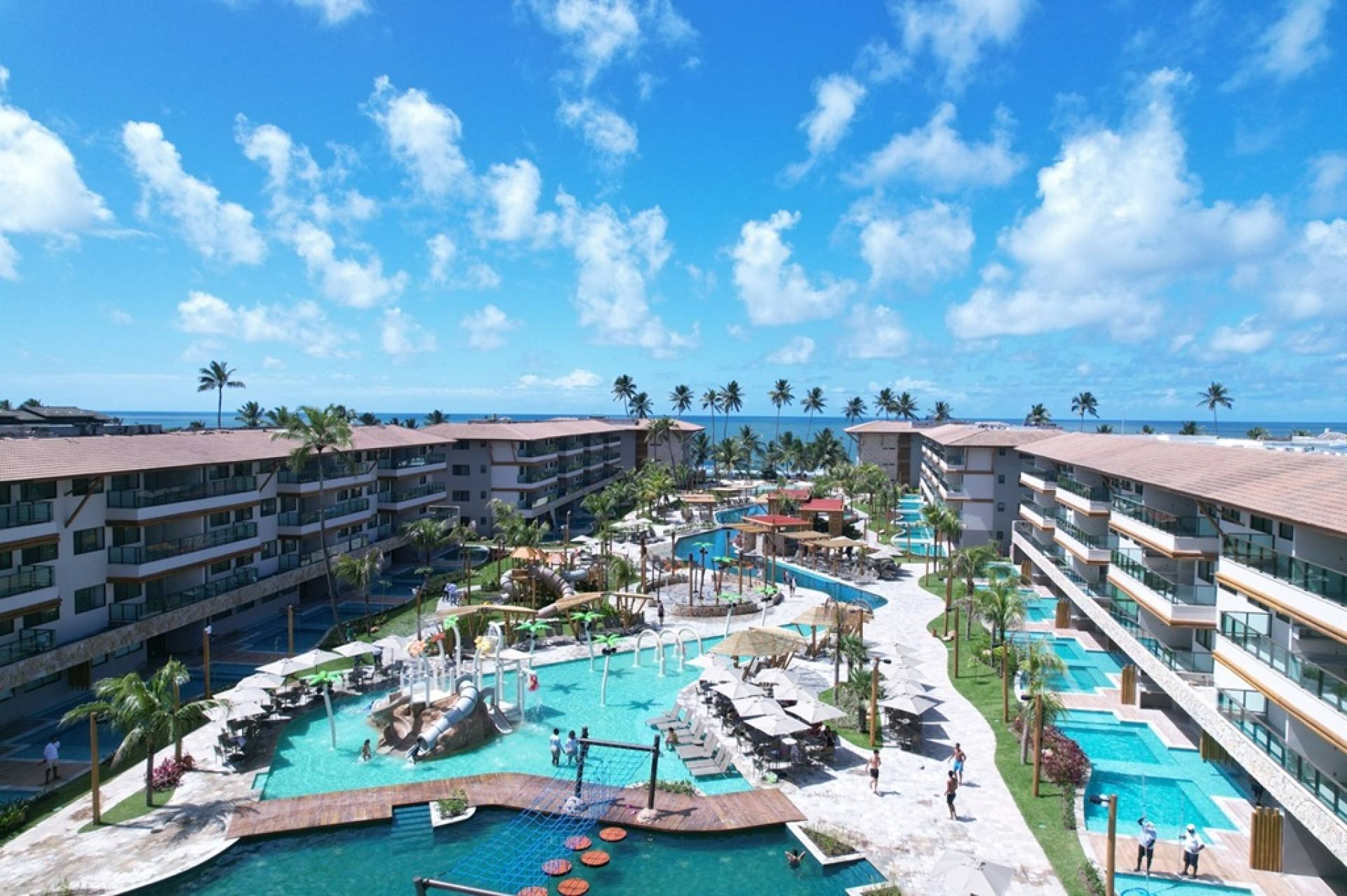 Oportunidade de investimento em apartamento em Resort de luxo em Muro Alto, à beira-mar, com alta rentabilidade.