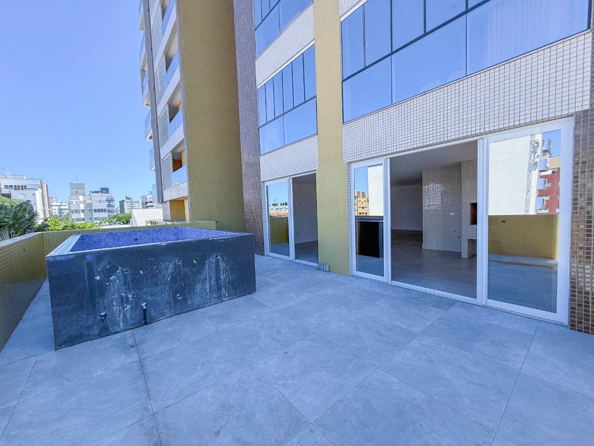 Apartamento Para Vender com 03 quartos 03 suítes no bairro Centro em Guaratuba