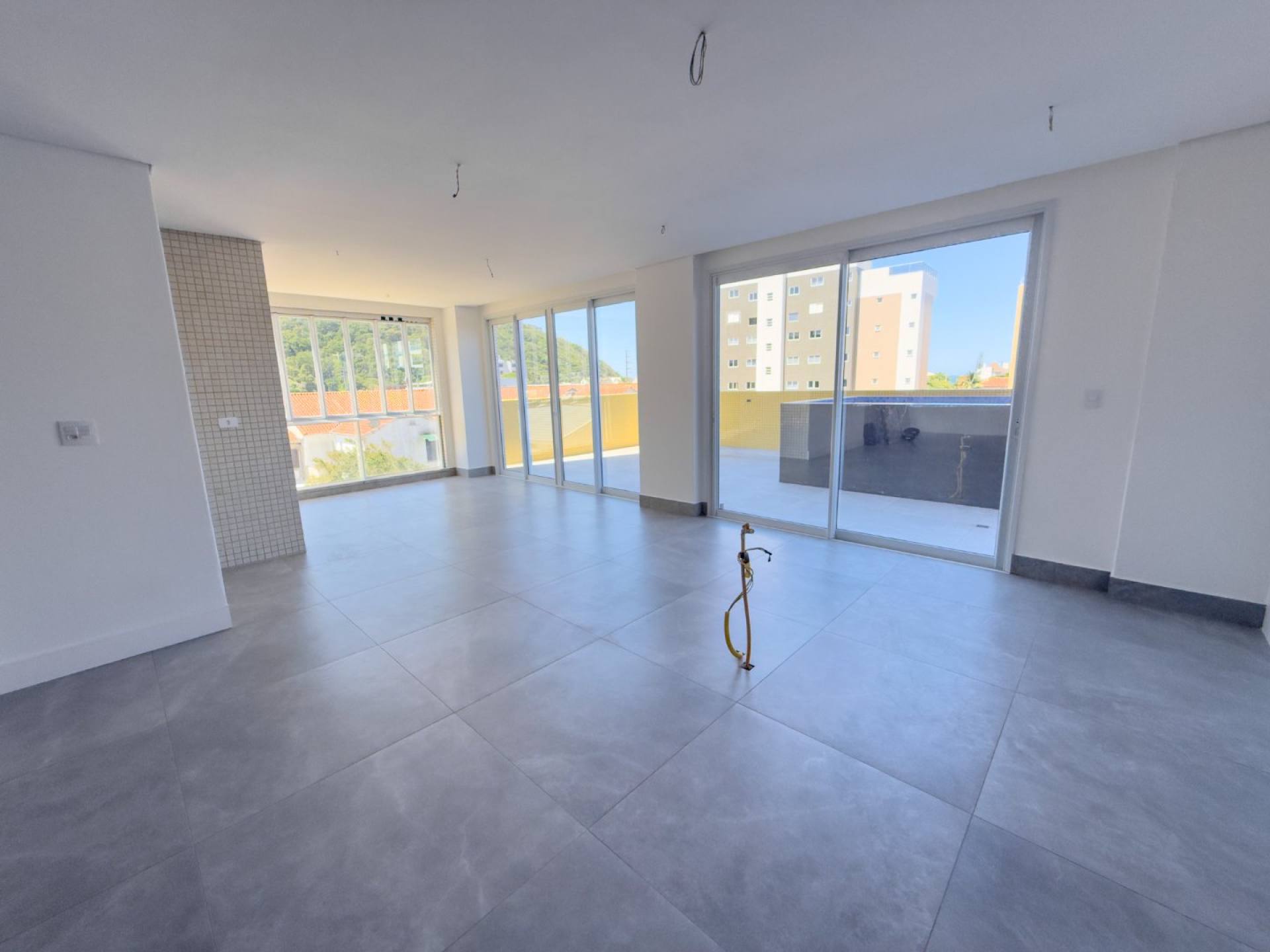 Apartamento Para Vender com 03 quartos 03 suítes no bairro Centro em Guaratuba