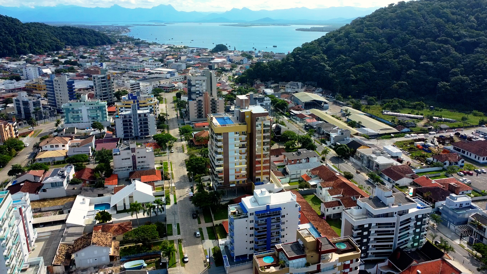 Apartamento Para Vender com 03 quartos 03 suítes no bairro Centro em Guaratuba