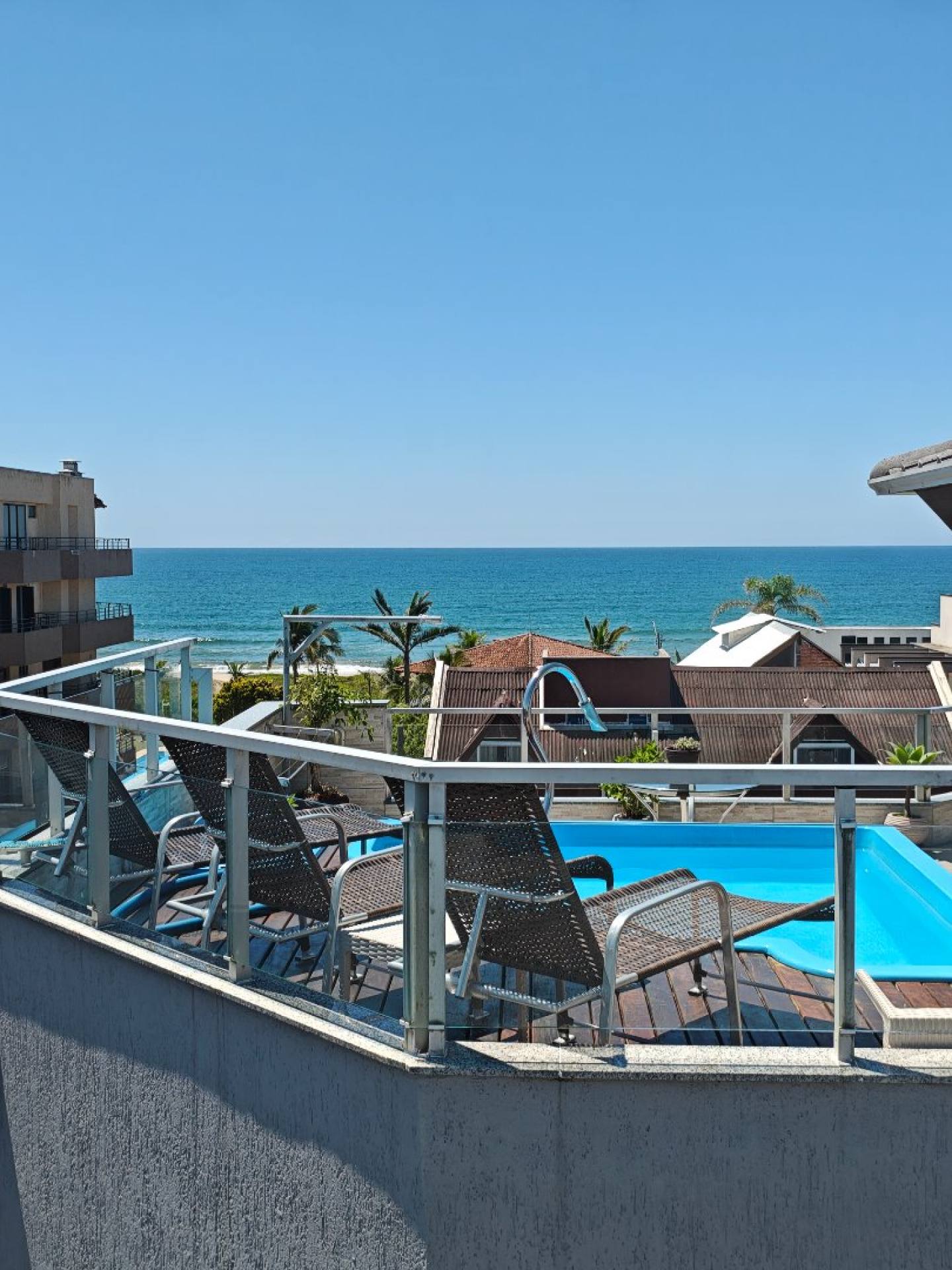 Cobertura Duplex com Piscina Privativa a 140m do Mar – 4 Quartos em Guaratuba