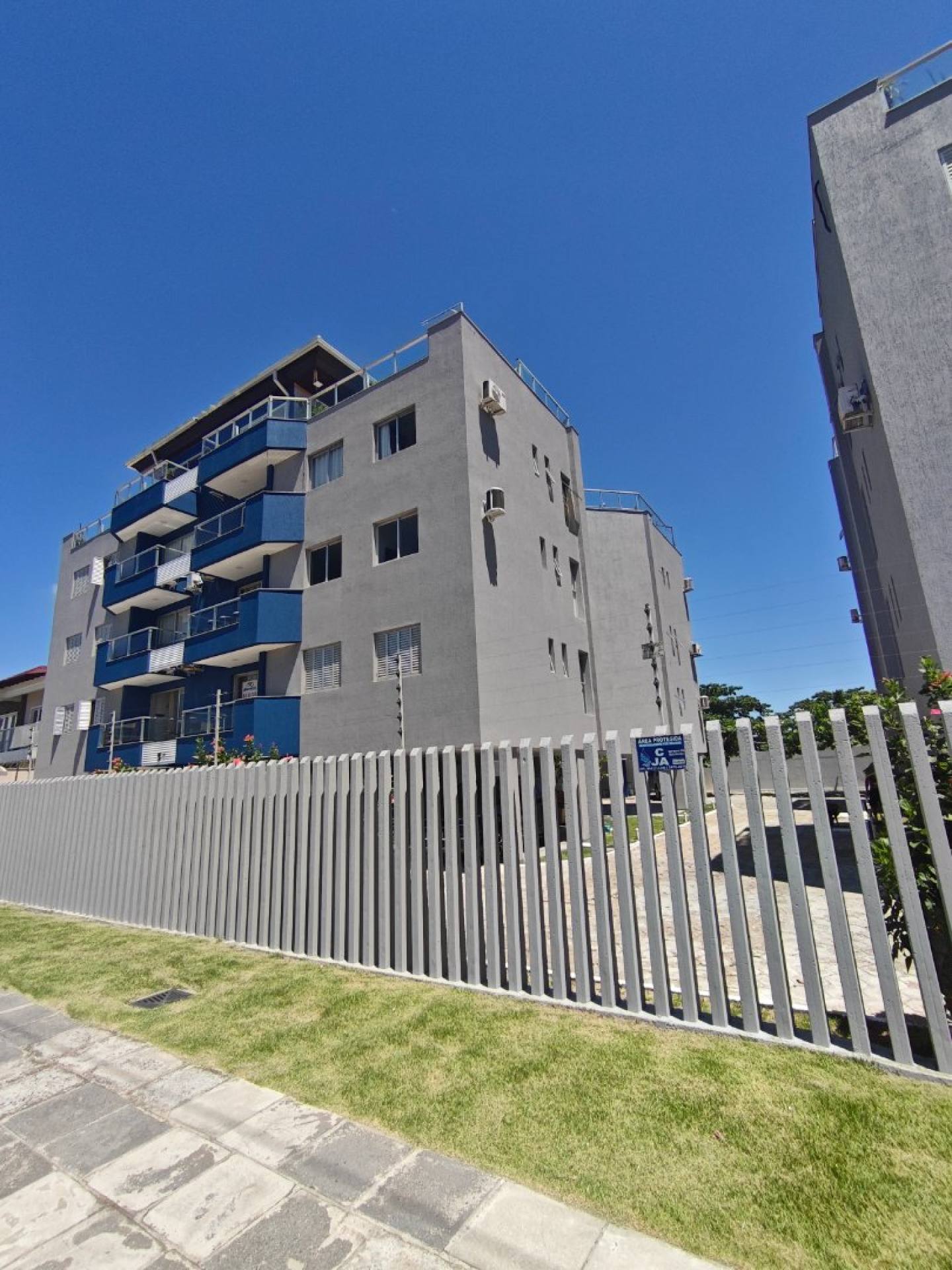 Cobertura Duplex com Piscina Privativa a 140m do Mar – 4 Quartos em Guaratuba