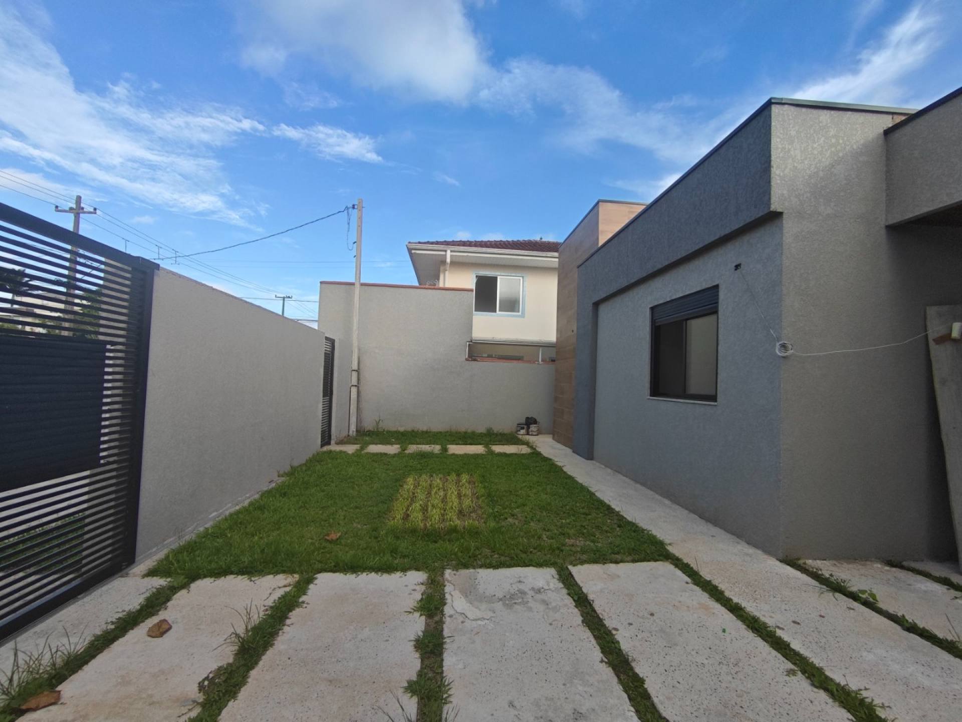 Residência Exclusiva em Terreno de 490m² – Casa Térrea, Piscina Privativa e 4 Vagas de Garagem