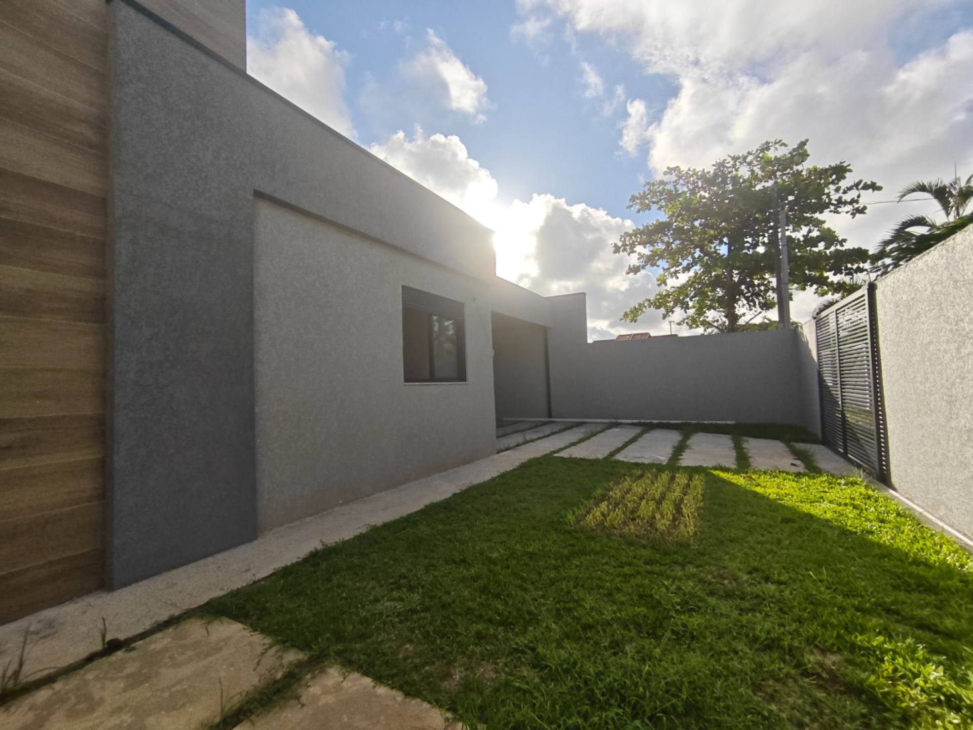 Residência Exclusiva em Terreno de 490m² – Casa Térrea, Piscina Privativa e 4 Vagas de Garagem