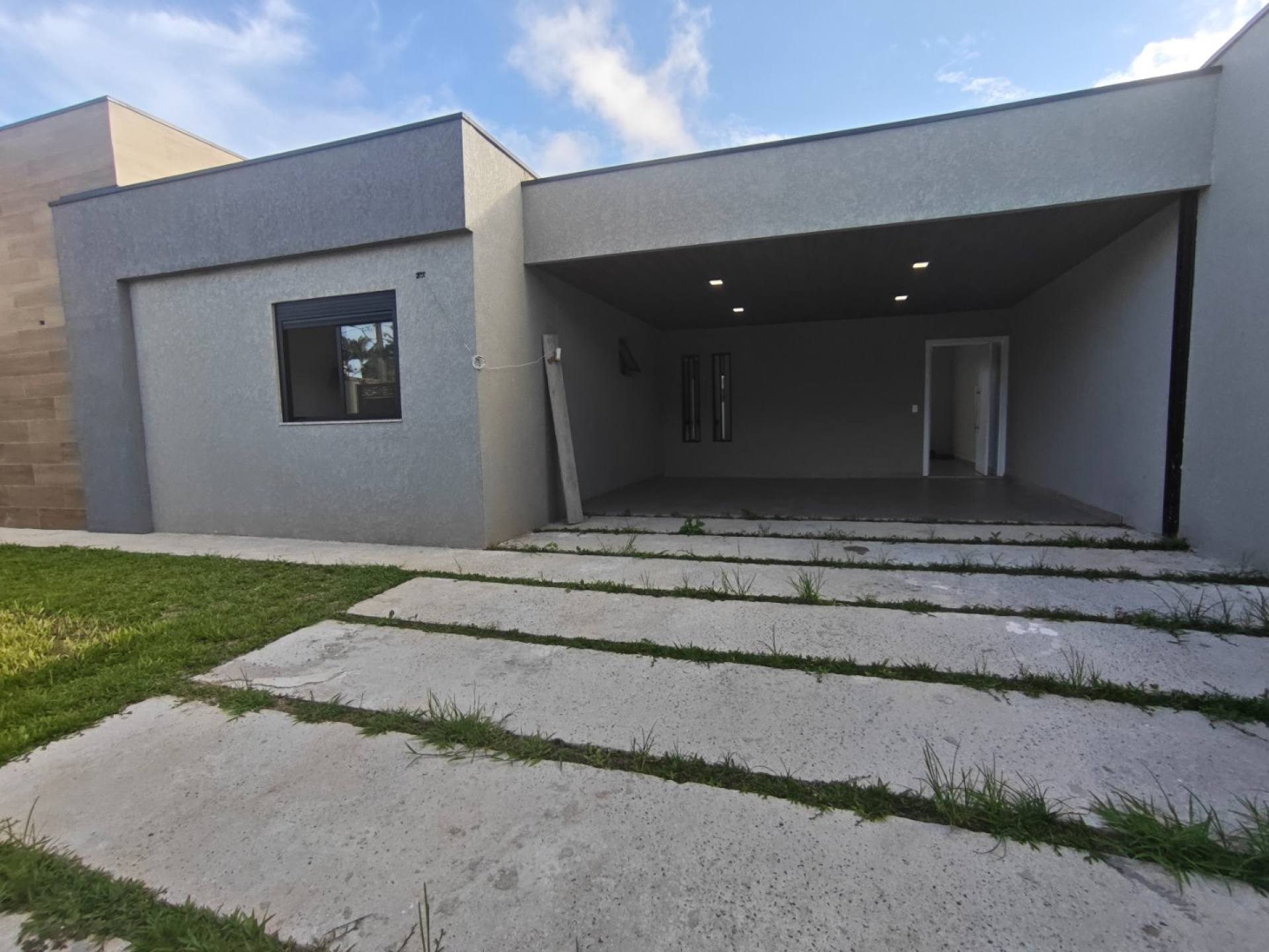 Residência Exclusiva em Terreno de 490m² – Casa Térrea, Piscina Privativa e 4 Vagas de Garagem