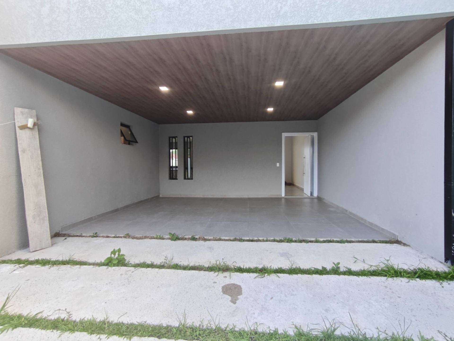 Residência Exclusiva em Terreno de 490m² – Casa Térrea, Piscina Privativa e 4 Vagas de Garagem