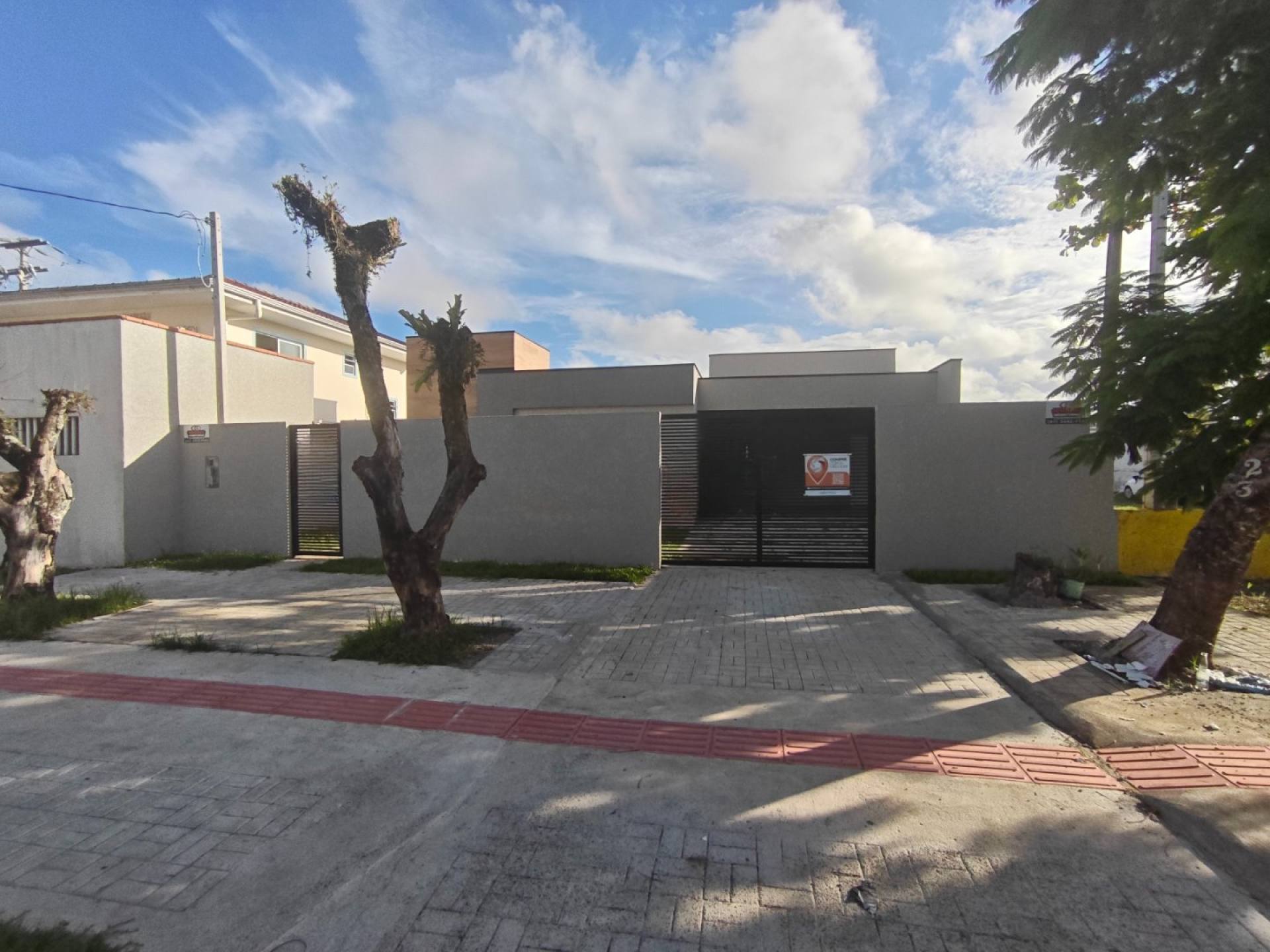 Residência Exclusiva em Terreno de 490m² – Casa Térrea, Piscina Privativa e 4 Vagas de Garagem