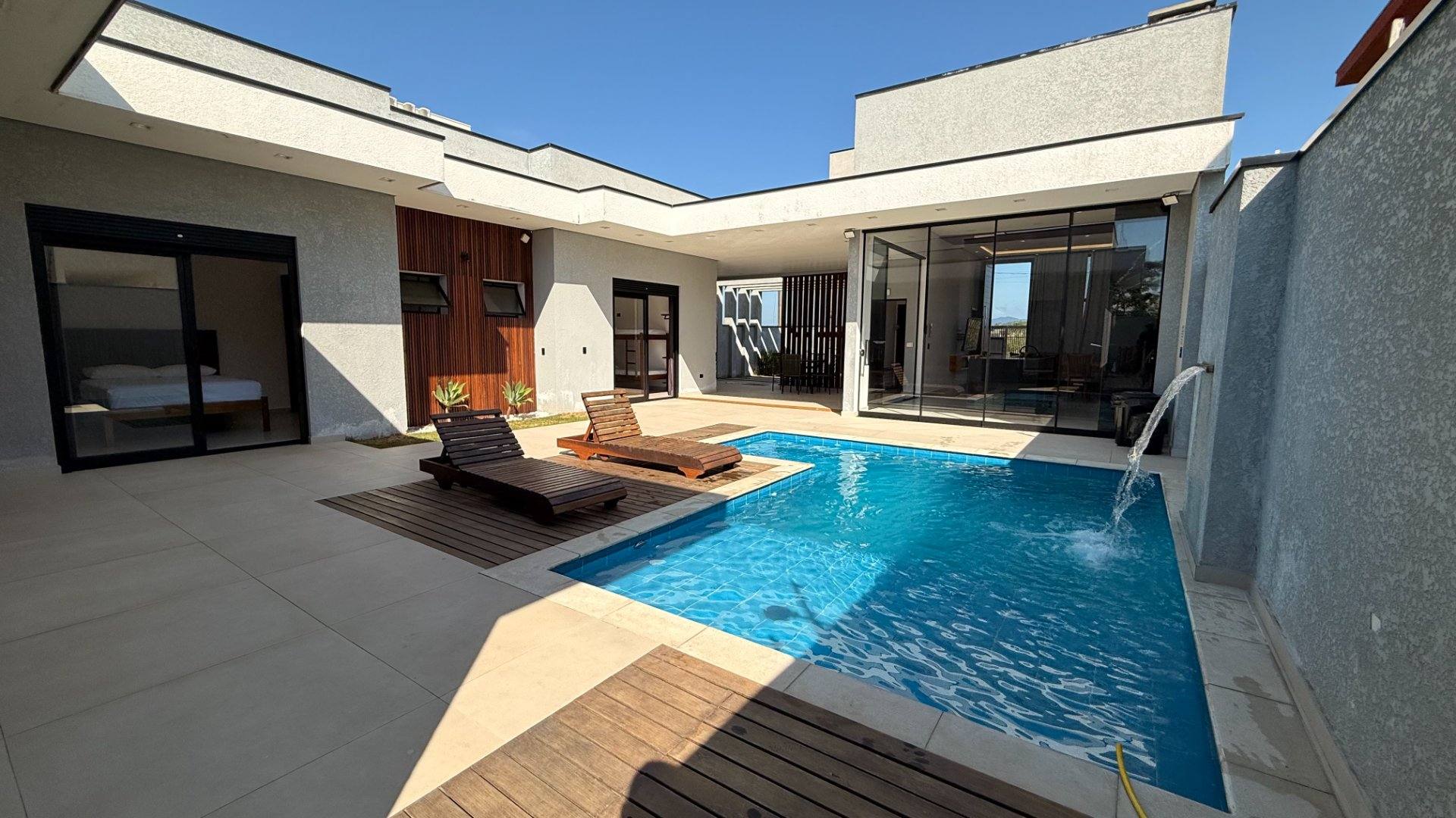 Exclusiva Casa das Pedras: 4 Suítes, Piscina e a 90m da Praia