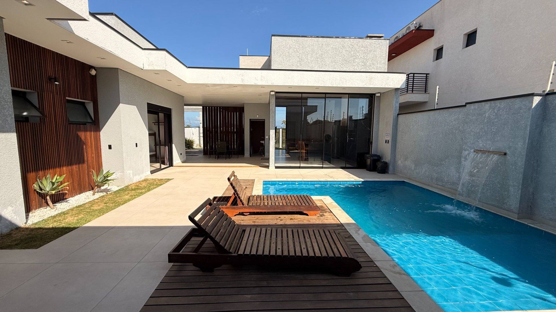 Exclusiva Casa das Pedras: 4 Suítes, Piscina e a 90m da Praia