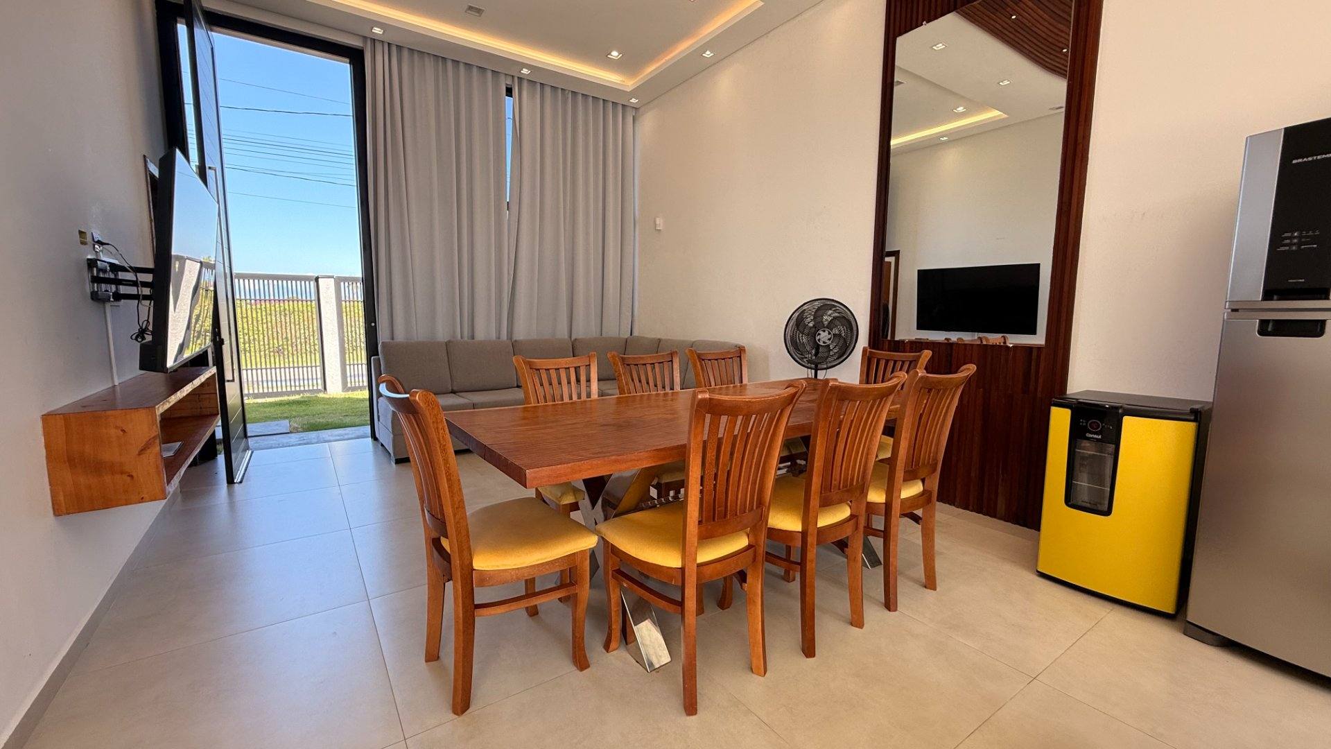 Exclusiva Casa das Pedras: 4 Suítes, Piscina e a 90m da Praia