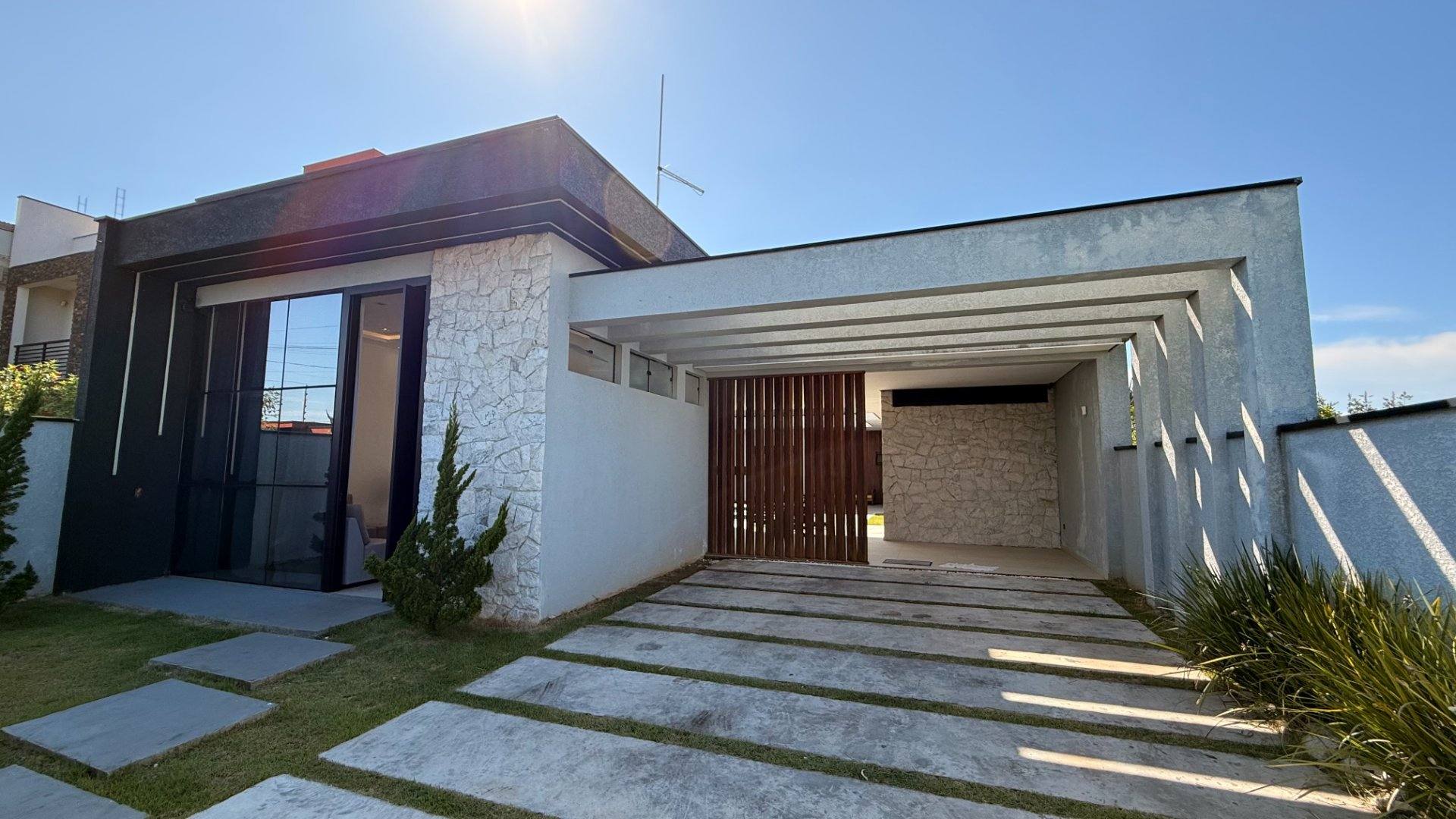 Exclusiva Casa das Pedras: 4 Suítes, Piscina e a 90m da Praia