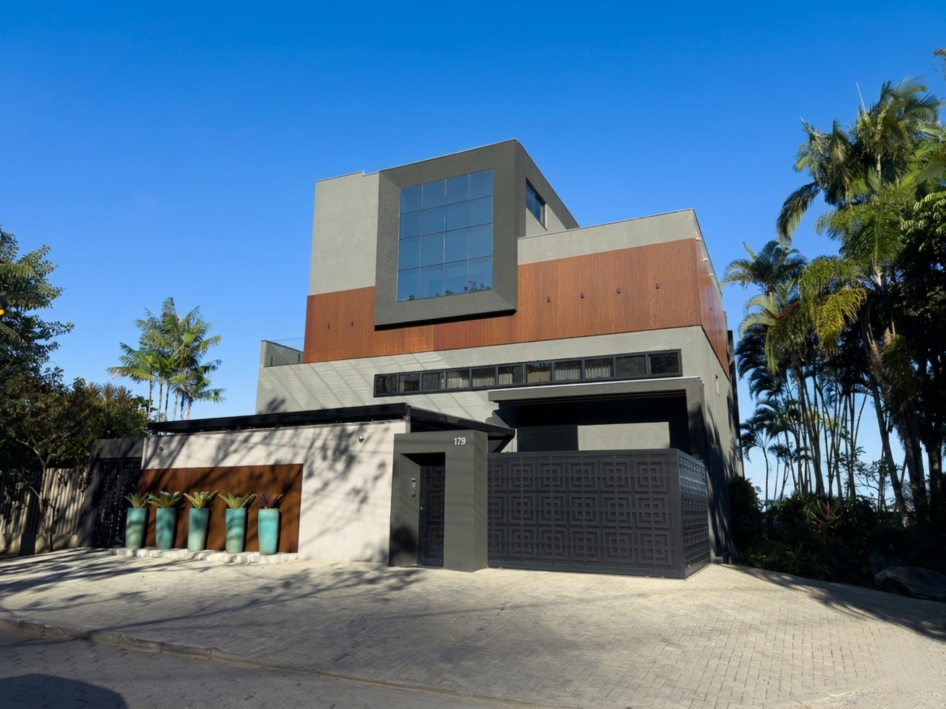 Quadriplex Frente Mar na Prainha | 1.100m² de Exclusividade e Alto Padrão em Guaratuba