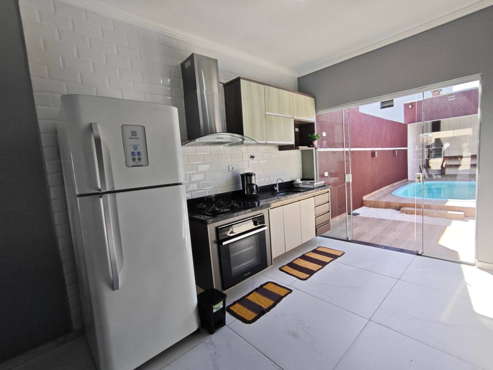 Casa com Piscina e 3 Quartos Próxima ao Mar