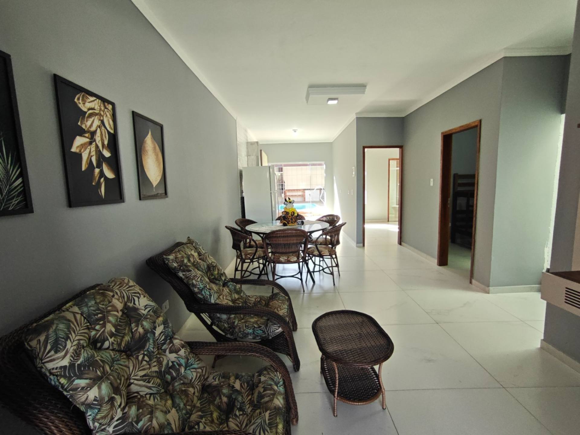 Casa com Piscina e 3 Quartos Próxima ao Mar