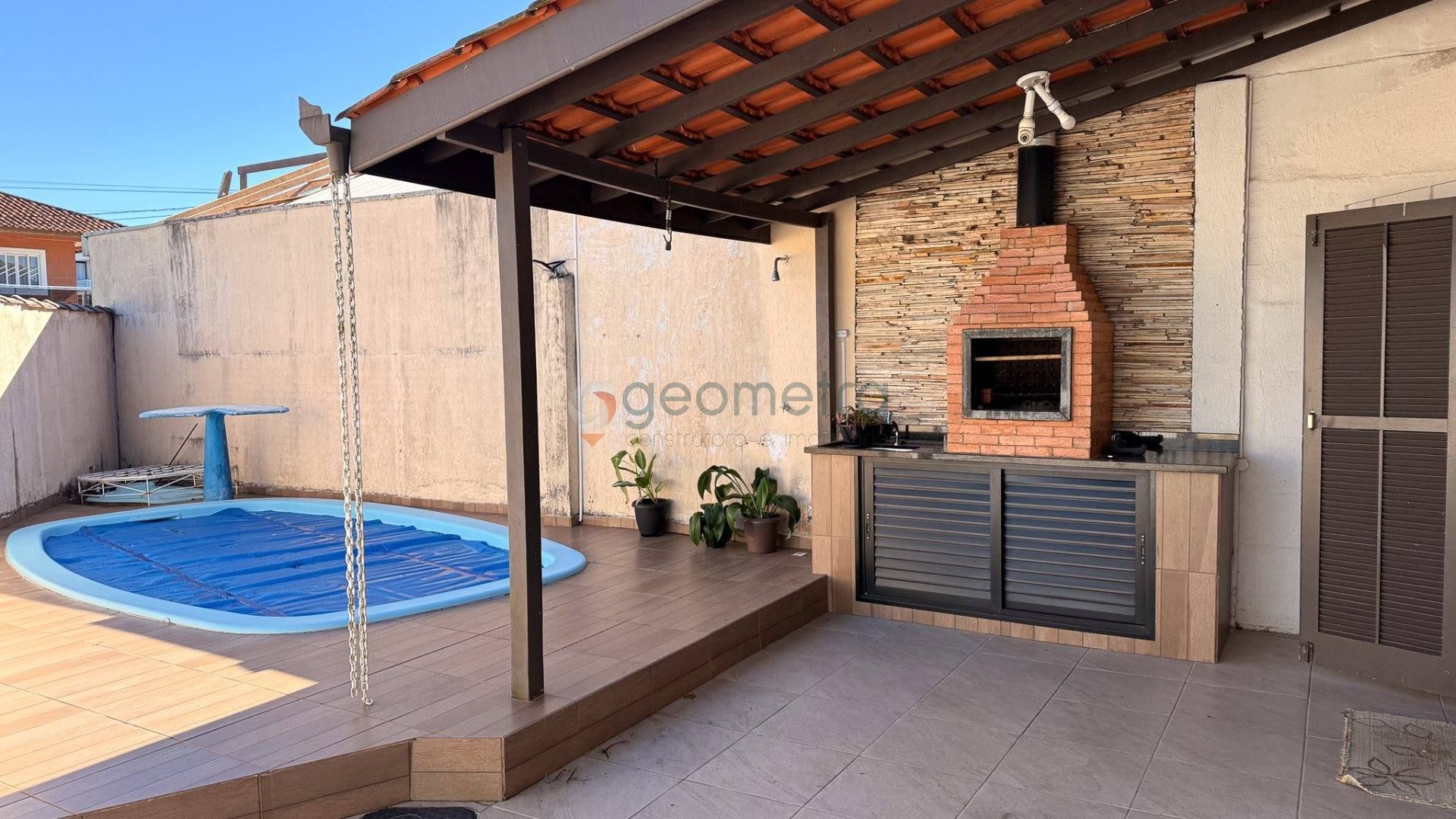 Sobrado com 6 quartos com piscina