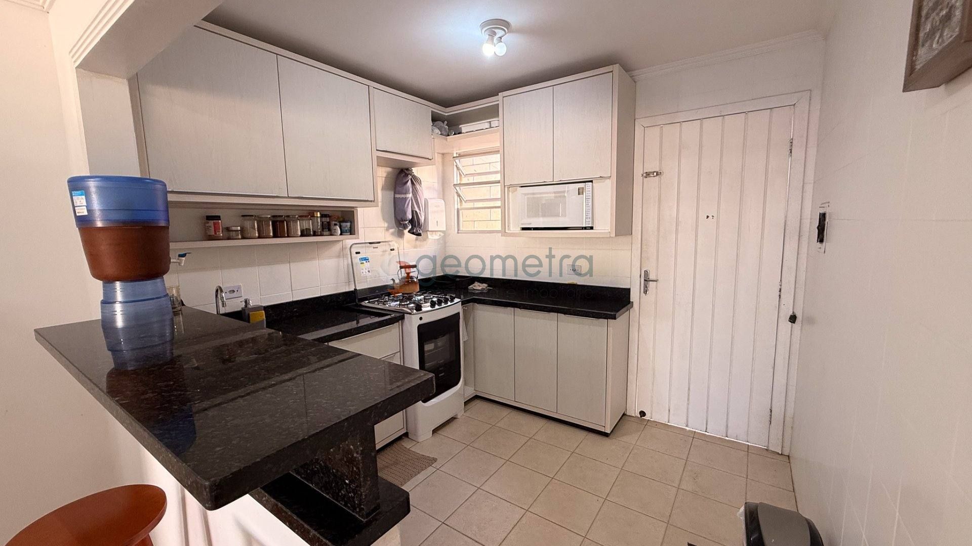 Sobrado com 6 quartos com piscina