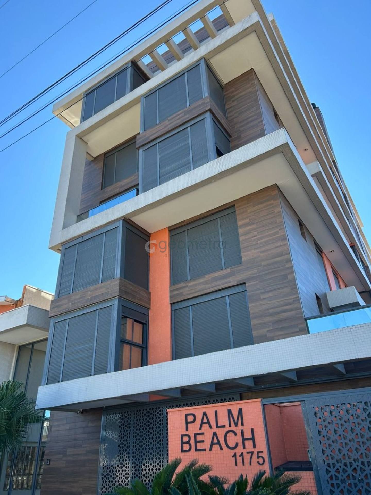 Apartamento com três dormitórios sendo duas suítes.