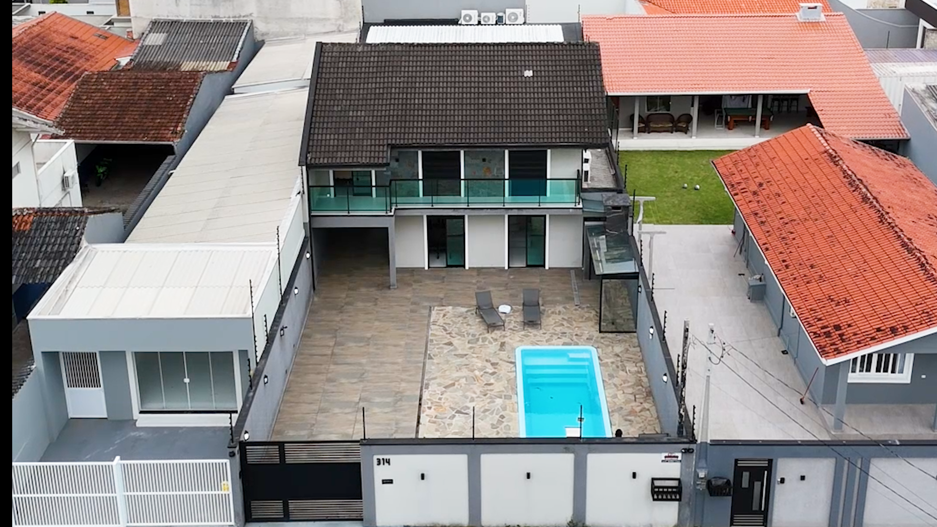 Sobrado com Piscina e Edícula no Centro de Guaratuba