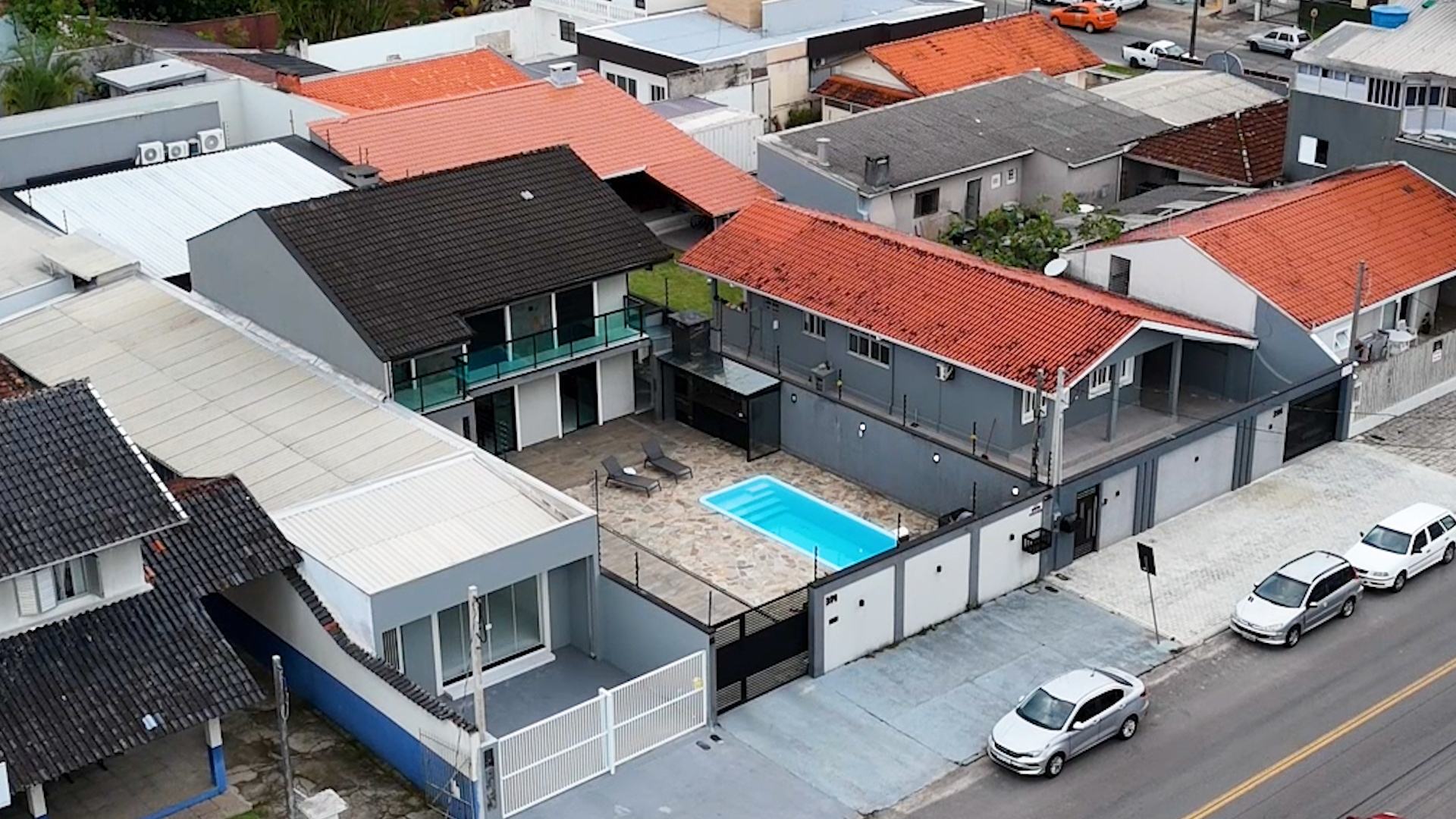 Sobrado com Piscina e Edícula no Centro de Guaratuba