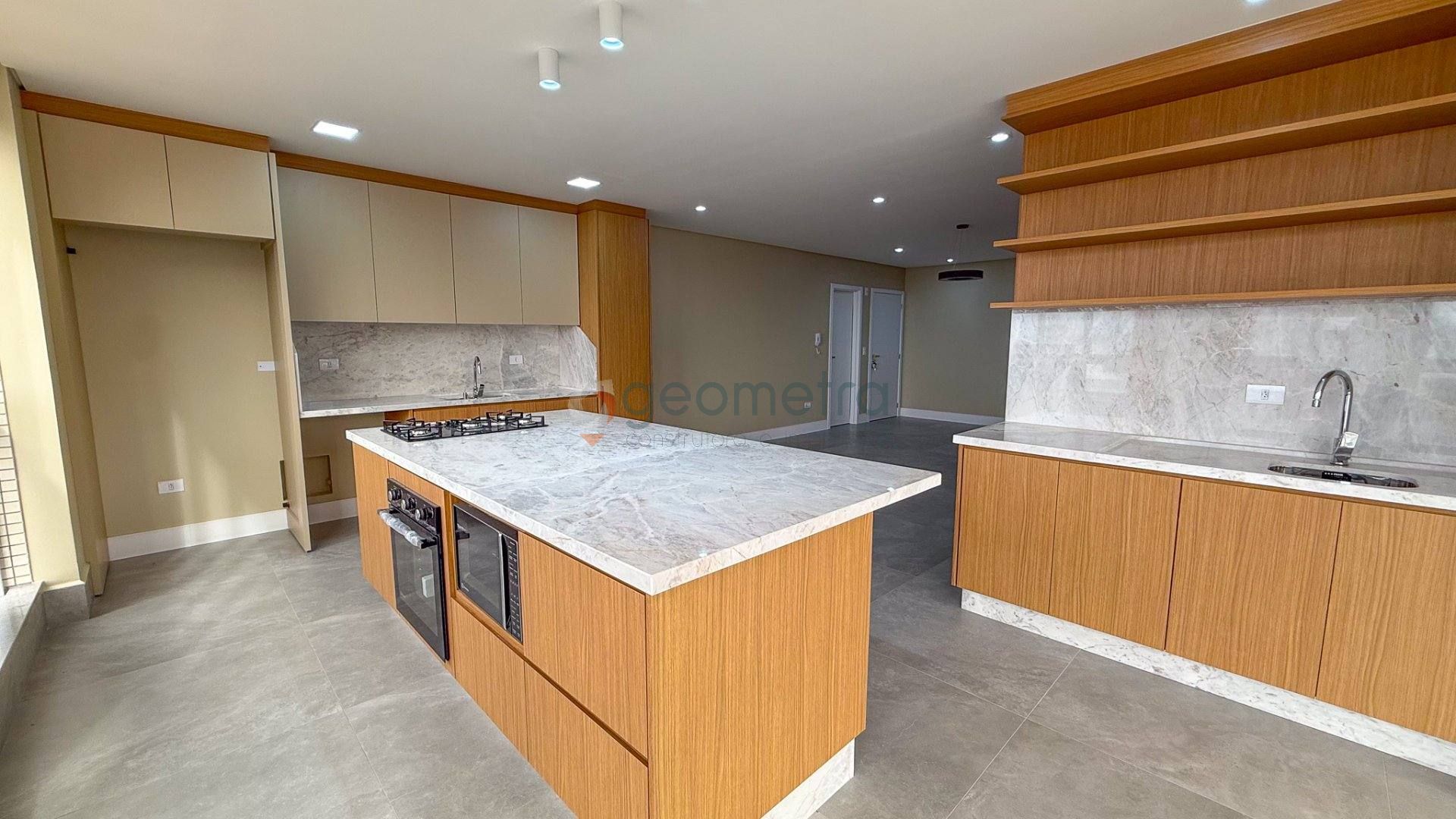 Apartamento com 03 suites.