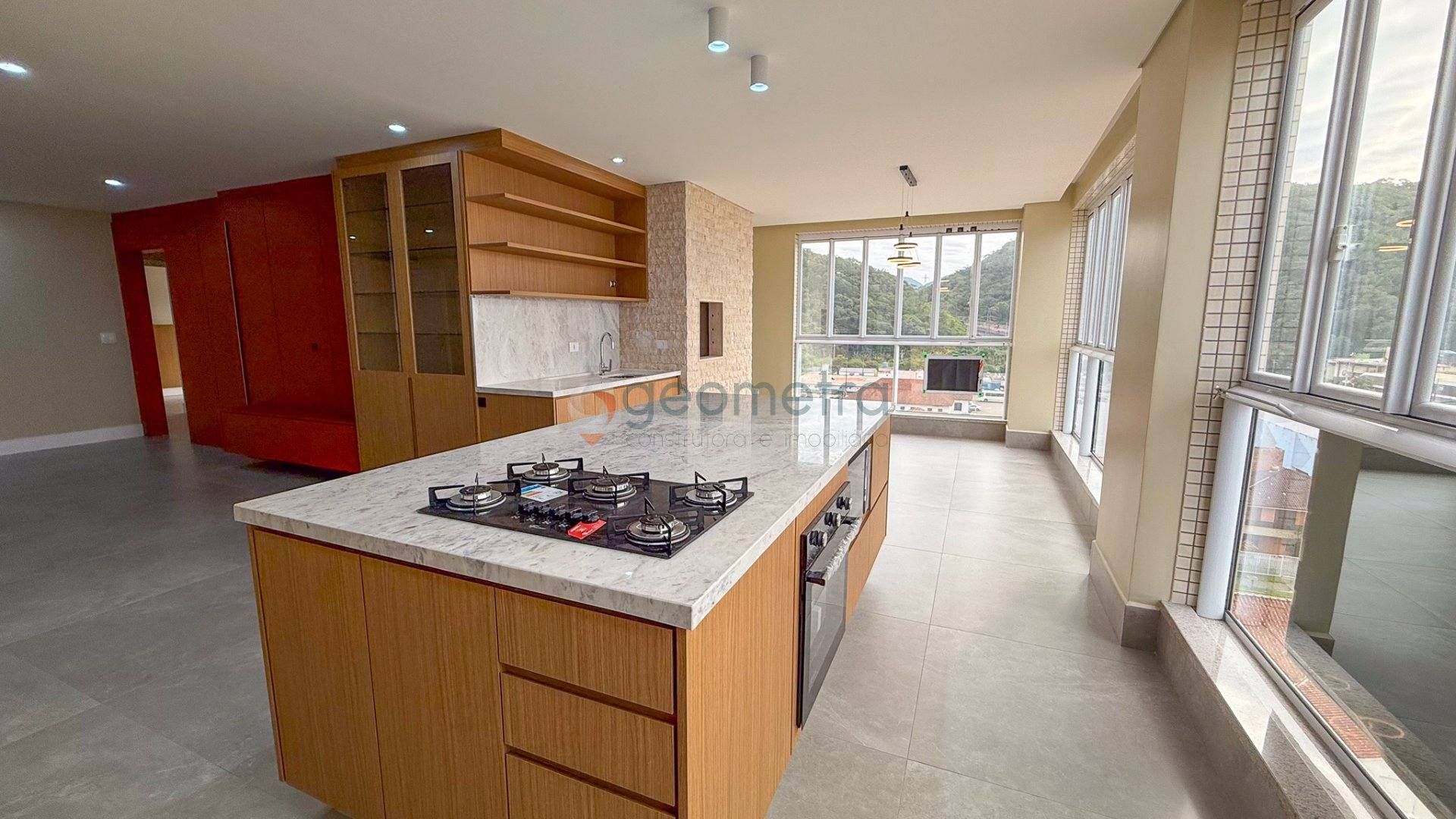 Apartamento com 03 suites.