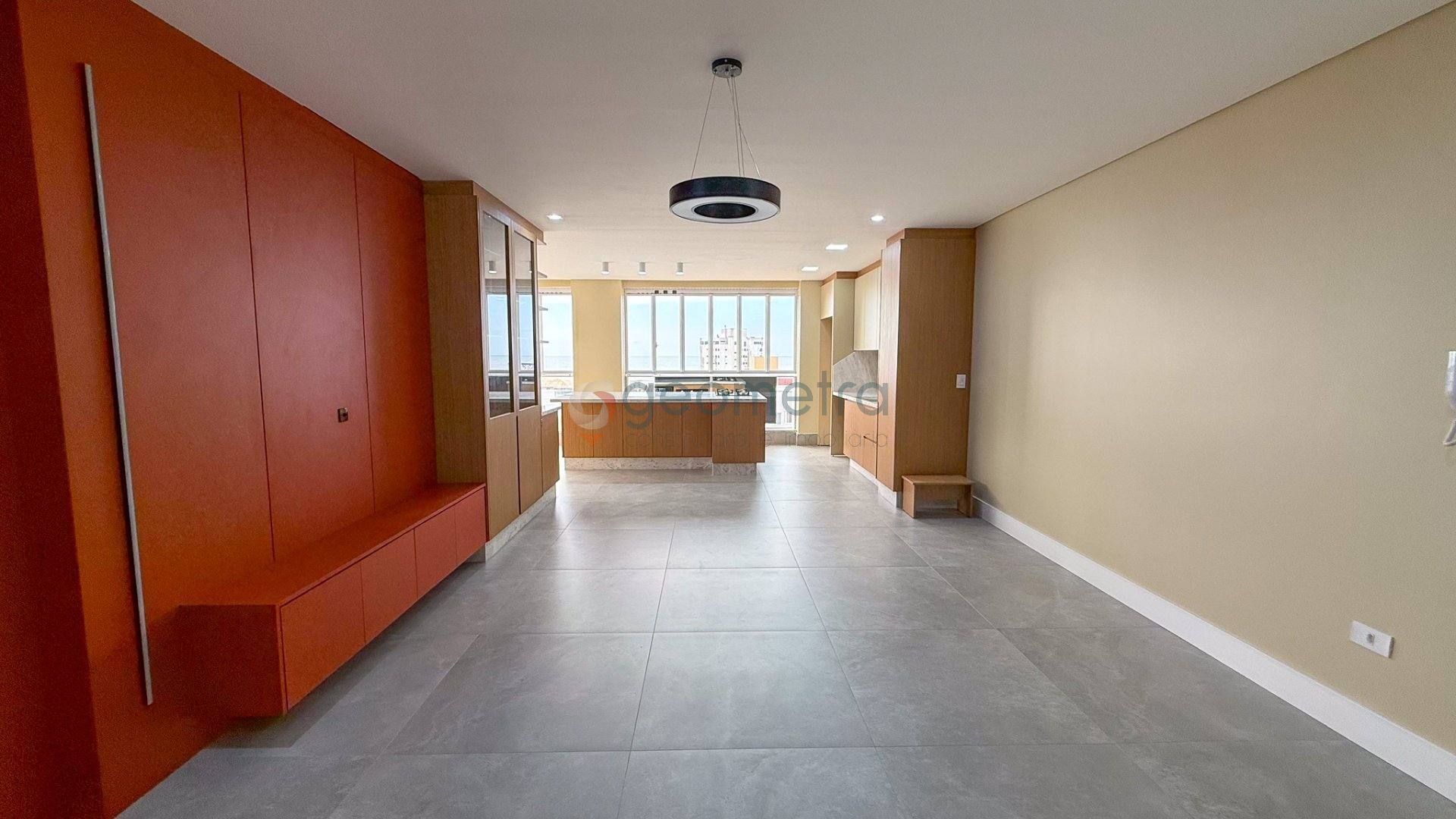 Apartamento com 03 suites.