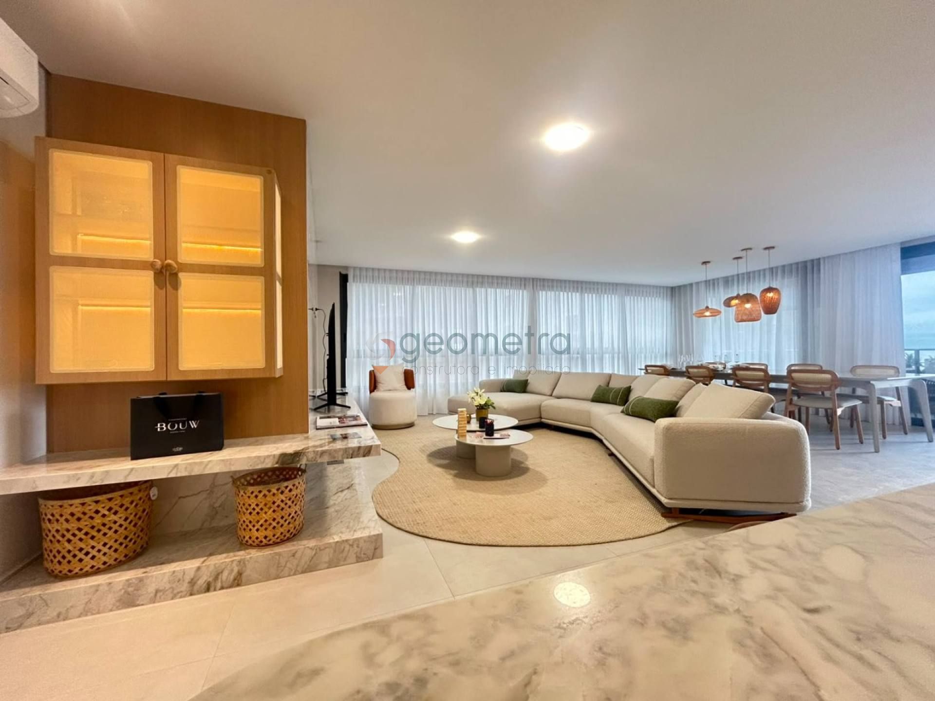 Apartamento com 4 suítes e vista mar.