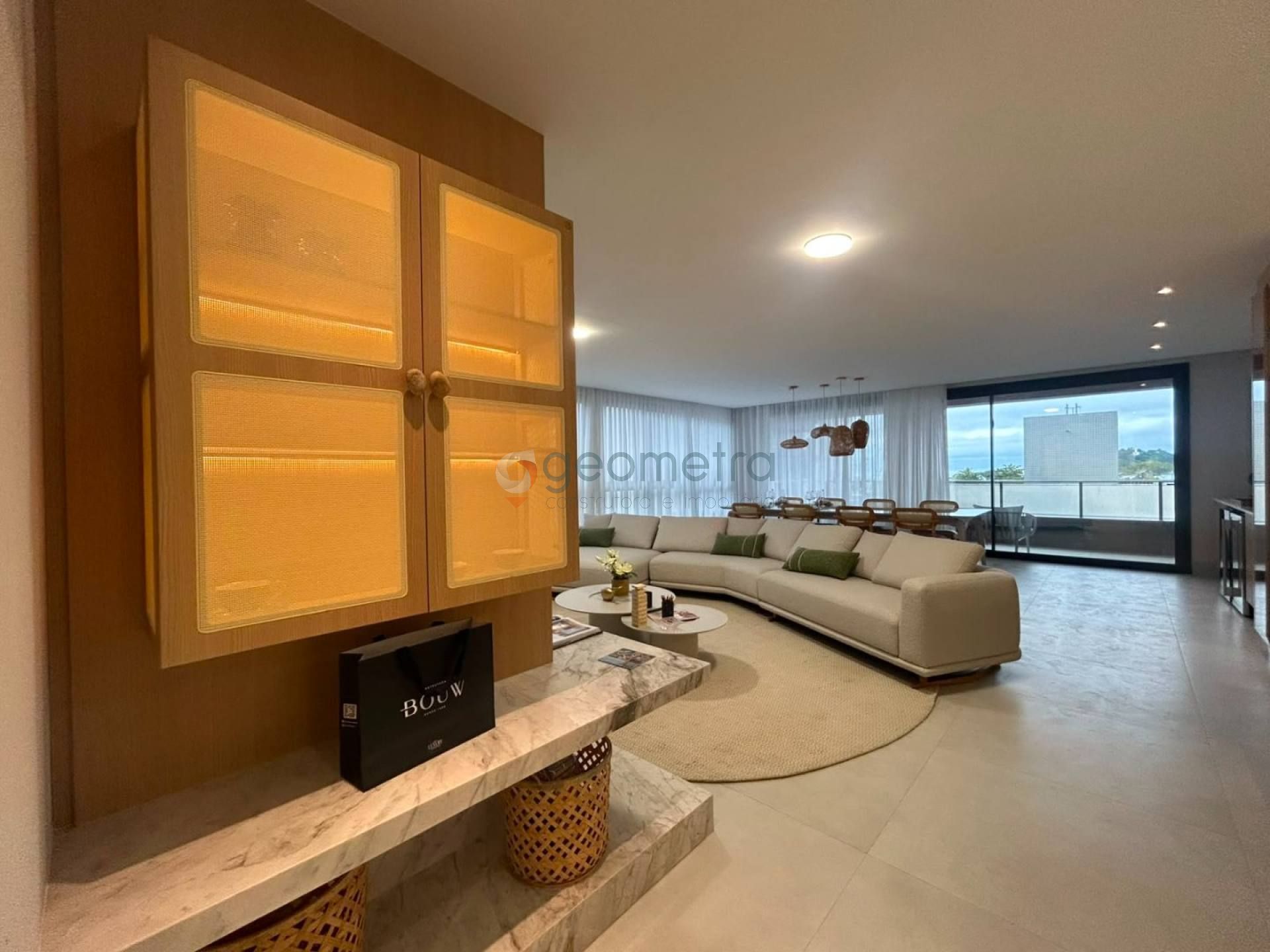 Apartamento com 4 suítes e vista mar.