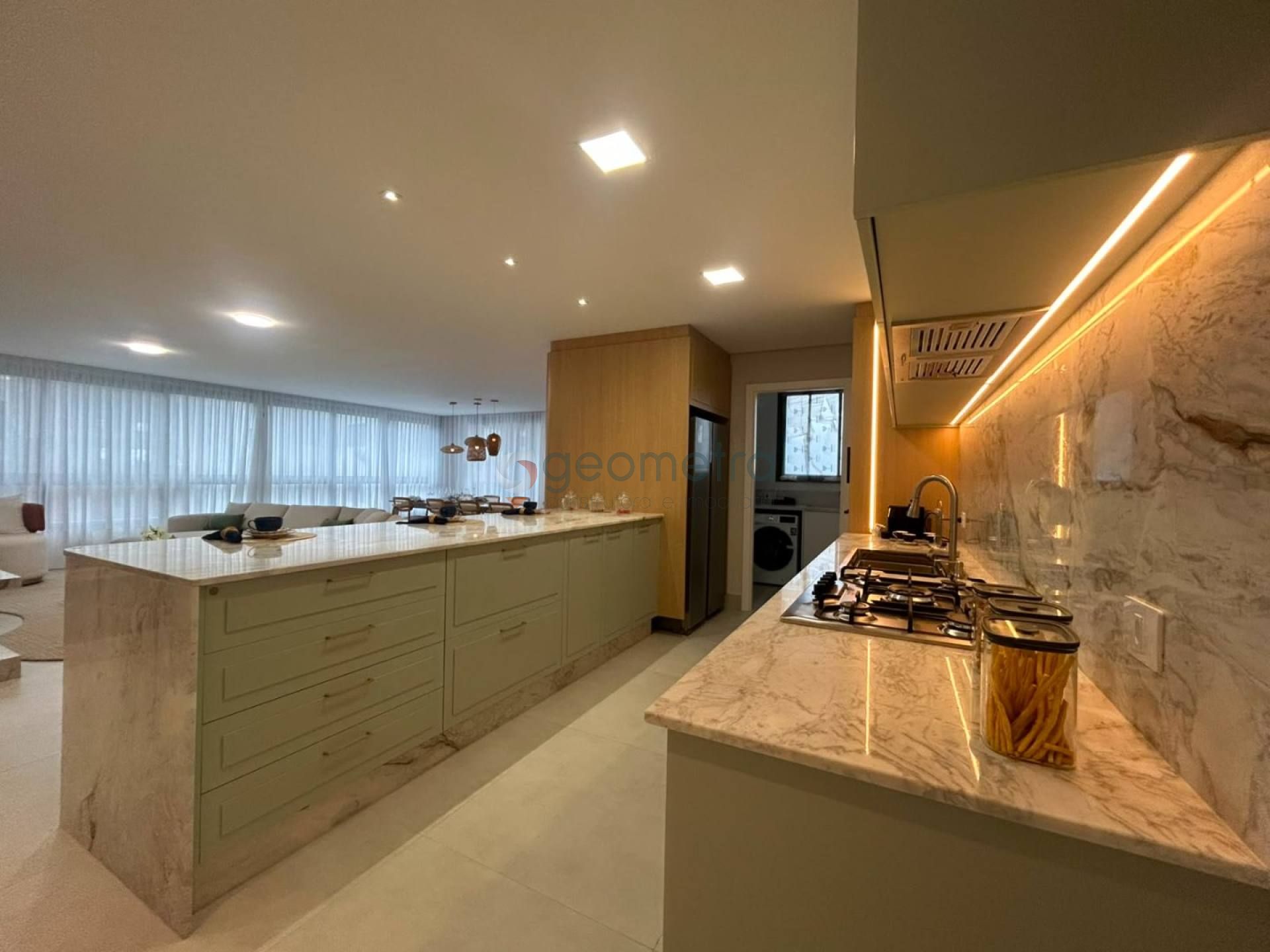 Apartamento com 4 suítes e vista mar.