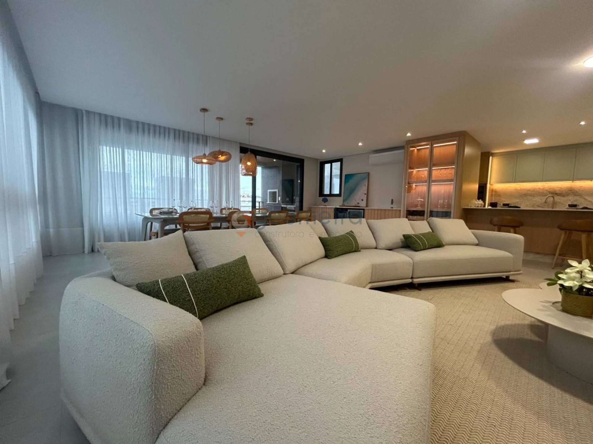 Apartamento com 4 suítes e vista mar.
